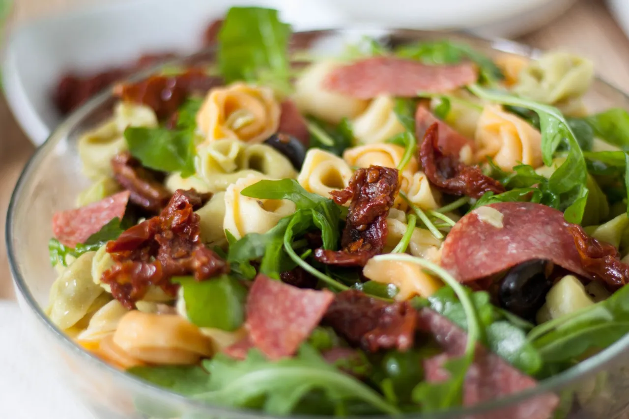 sałatki z tortellini inspiracje