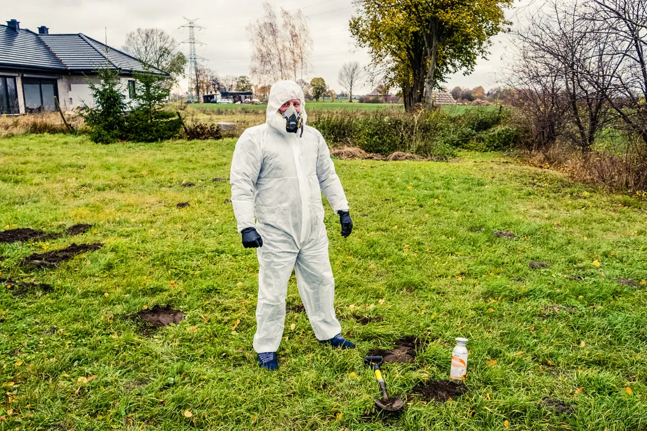 dezynfektor w akcji, pracownik DDD w kombinezonie ochronnym