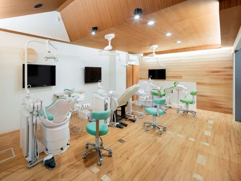 dentysta we własnym gabinecie, nowoczesny gabinet stomatologiczny