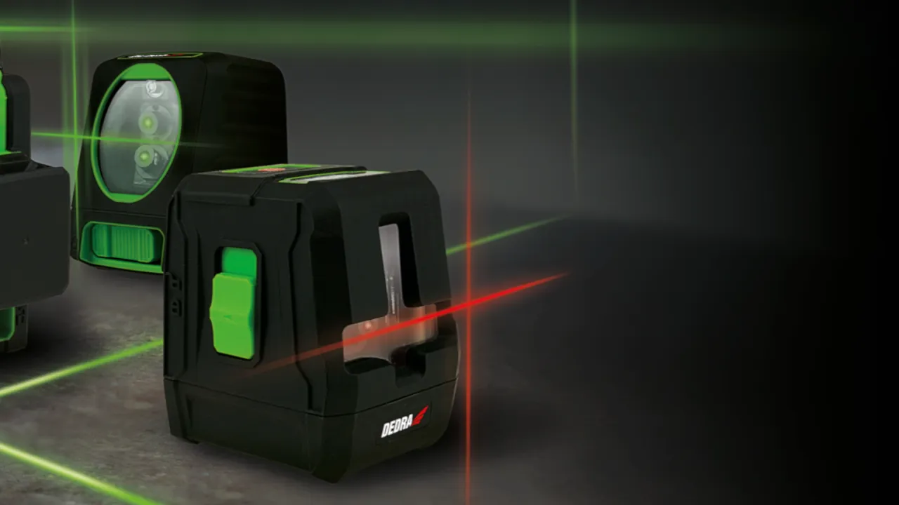 Dwa lasery krzyżowe DEDRA emitują zielone i czerwone linie, tworząc siatkę. Dobry tani laser krzyżowy do precyzyjnych prac.
