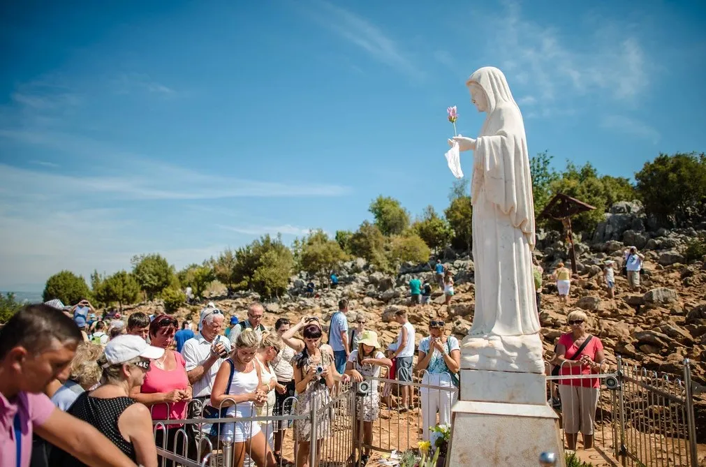 Zdjęcie Sanktuarium Medjugorie: historia objawień, pielgrzymki i praktyczne porady dla wiernych