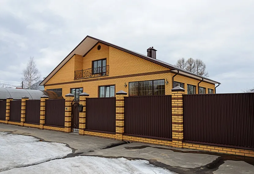 Zdjęcie Jak wysokie może być ogrodzenie? Poznaj przepisy i uniknij kar