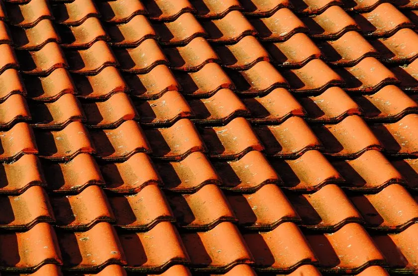 Zdjęcie Dachówka cementowa ile na m2? Koszty, wydajność i porównanie z ceramicznymi