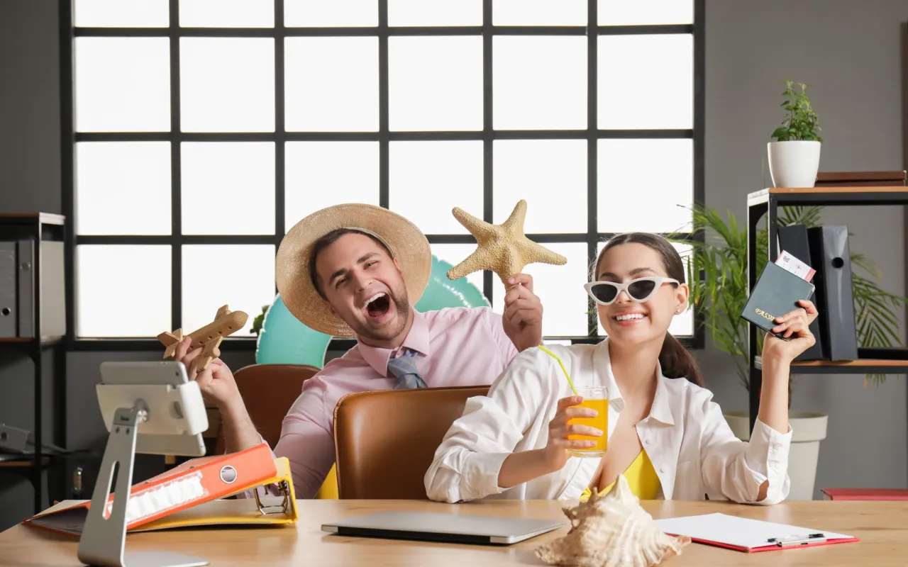 szczęśliwy pracownik, korzyści z pracy, urlop, odprawa