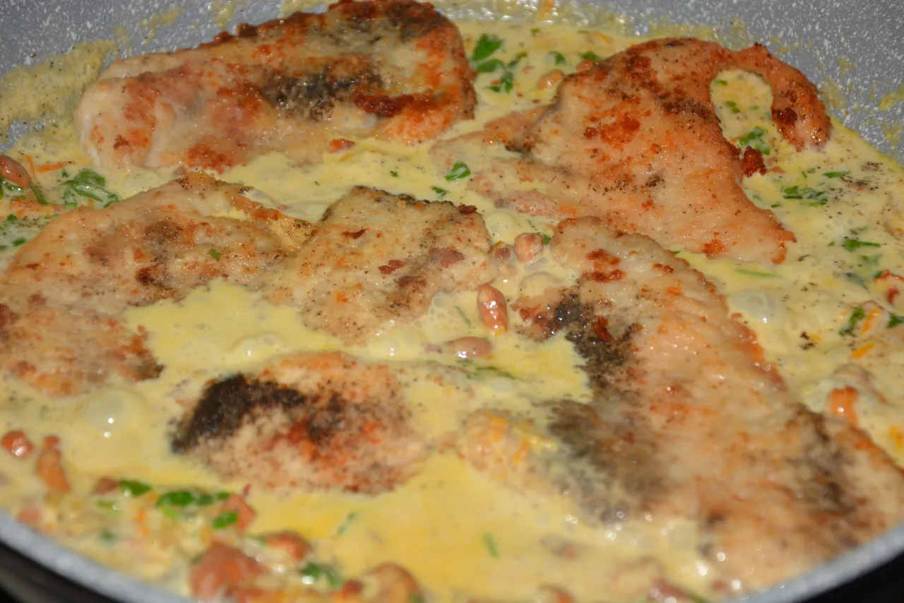 Filet z indyka w kremowym sosie kurkowym z kaszą