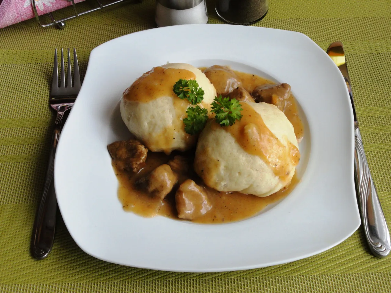 kluski na parze z sosem owocowym i śmietaną