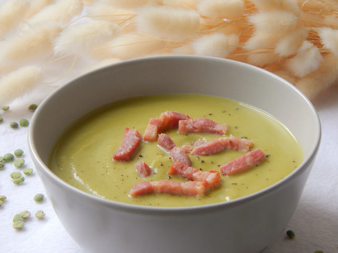 Soupe de pois cassés avec lardons fumés