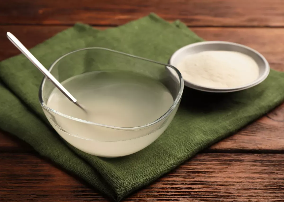 Mierzenie agaru w proszku na łyżeczce