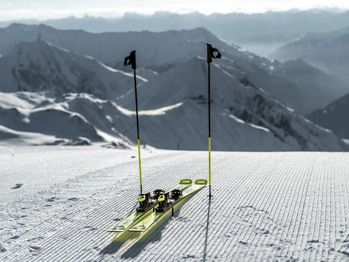 Zaawansowany narciarz inicjujący skręt z kijkami