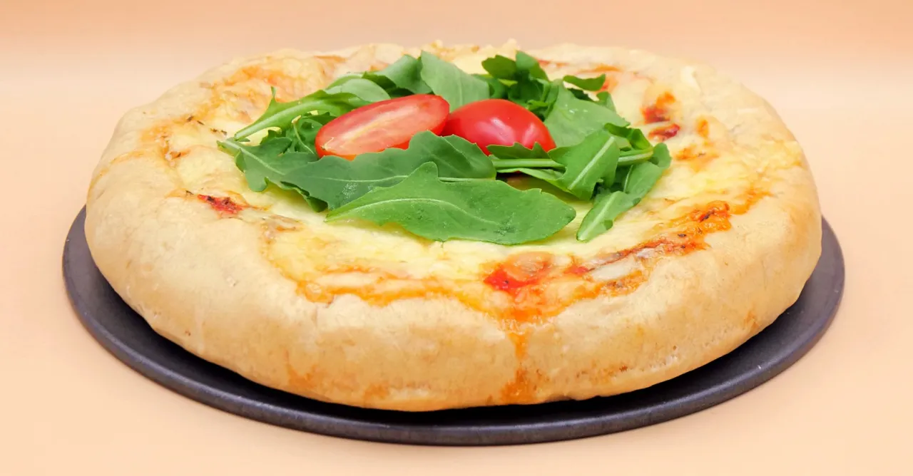 Idealnie upieczona pizza z roztopionym serem i zarumienionymi brzegami