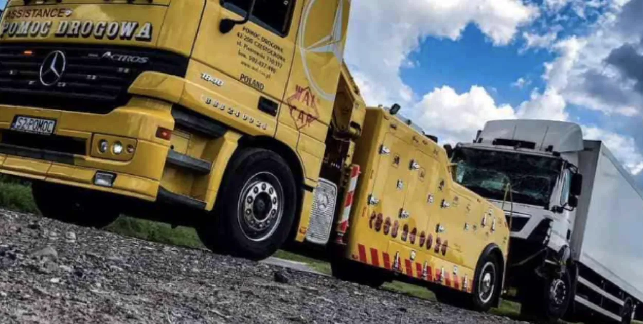 Kierowca dzwoniący po pomoc drogową na autostradzie