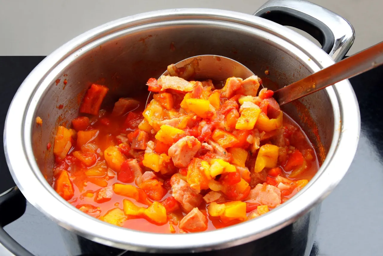 Por&oacute;wnanie gęstego i rzadkiego leczo na talerzach