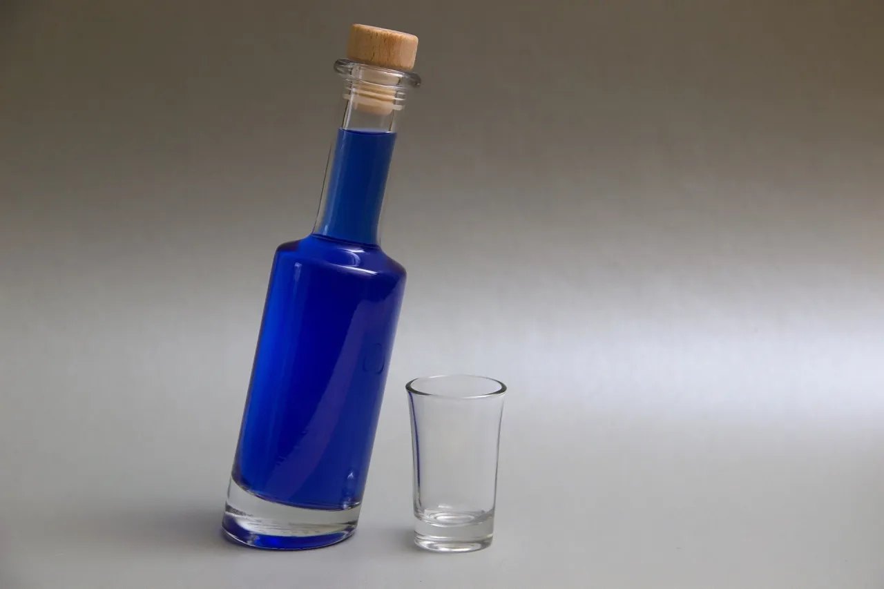 Blue Curacao butelka i drinki