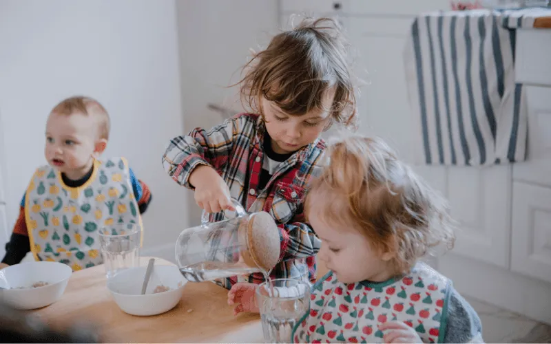 dziecko w żłobku lub z nianią