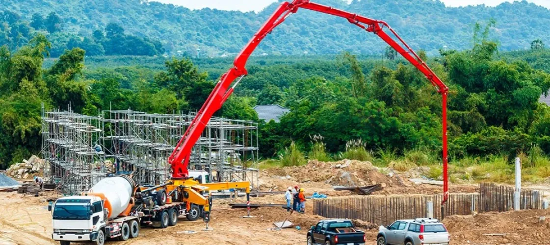 pompa do betonu na budowie