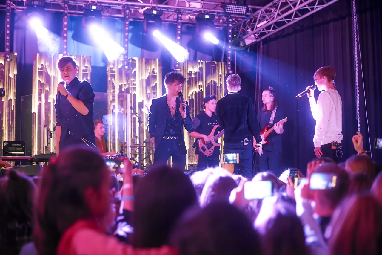 Chłopcy z 4dreamers na scenie, fani nagrywają telefonami. Ile trwa koncert 4dreamers?