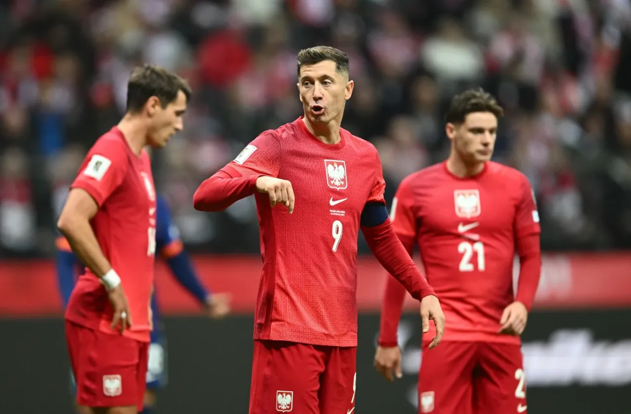 Robert Lewandowski i koledzy z drużyny w czerwonych strojach, gotowi do gry, kiedy gra polska w piłkę nożną.
