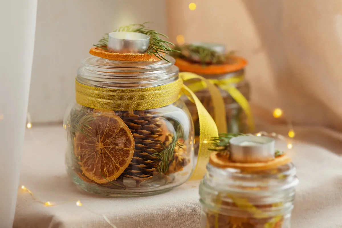 ozdoby z suszonych pomarańczy i cynamonu