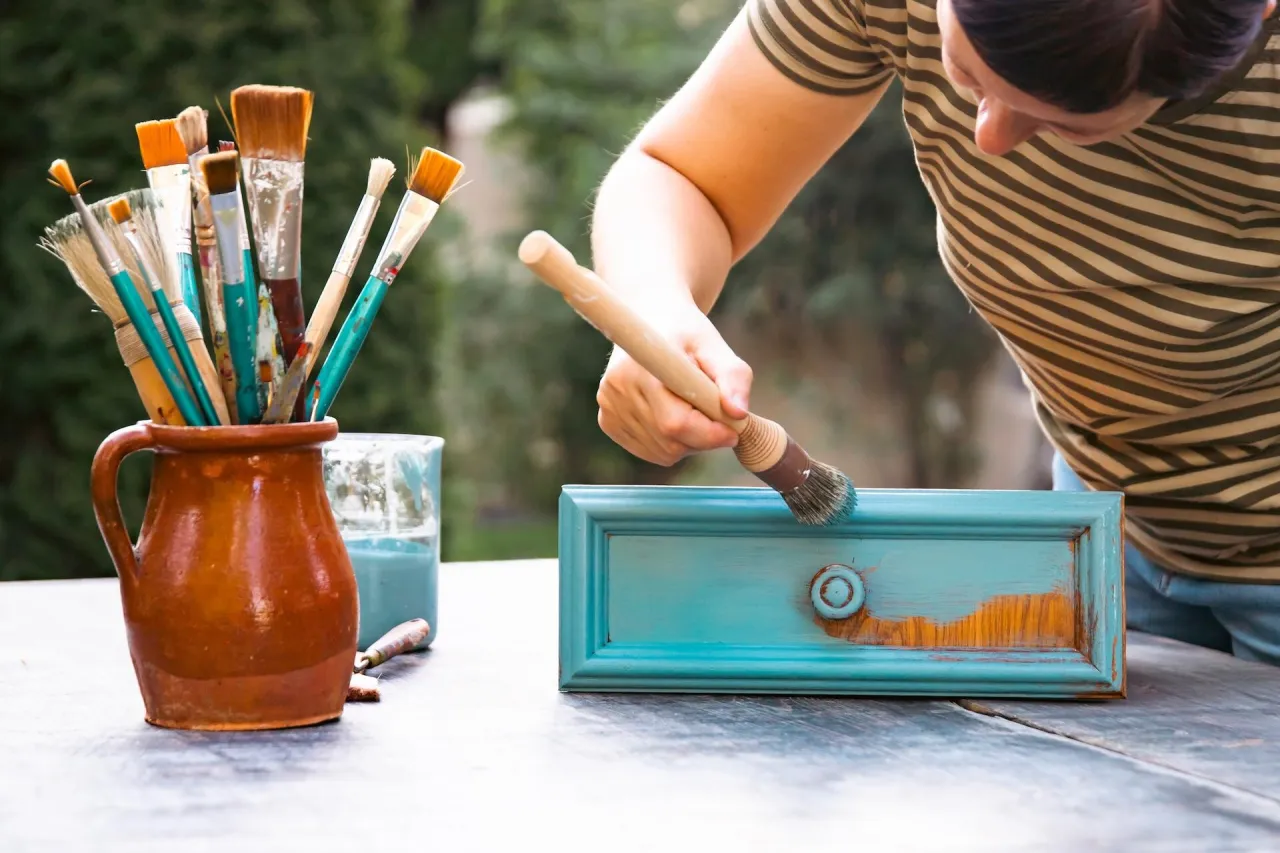 Farby i grunty do malowania okleiny