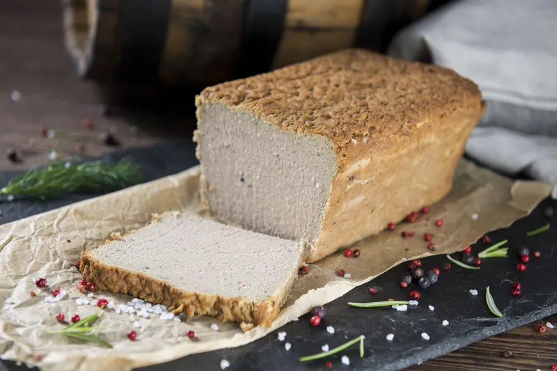 różne rodzaje pasztetów na stole