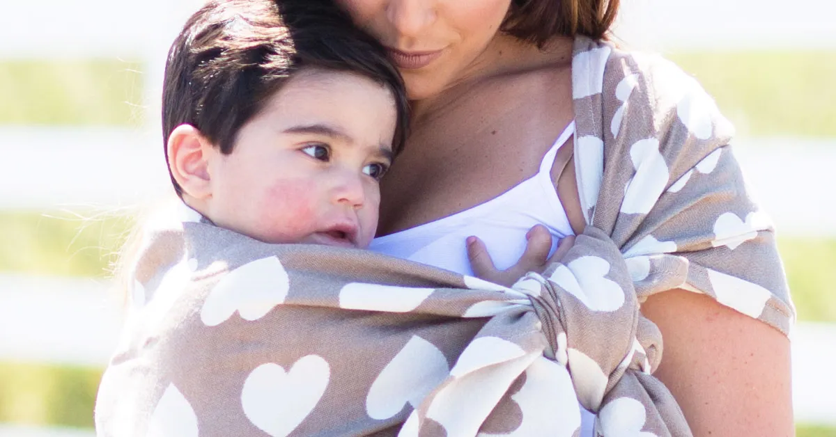 niespokojne niemowlę w ramionach rodzica