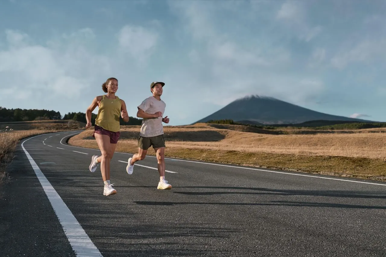 biegacz na asfalcie uderzenie stopy kolano
