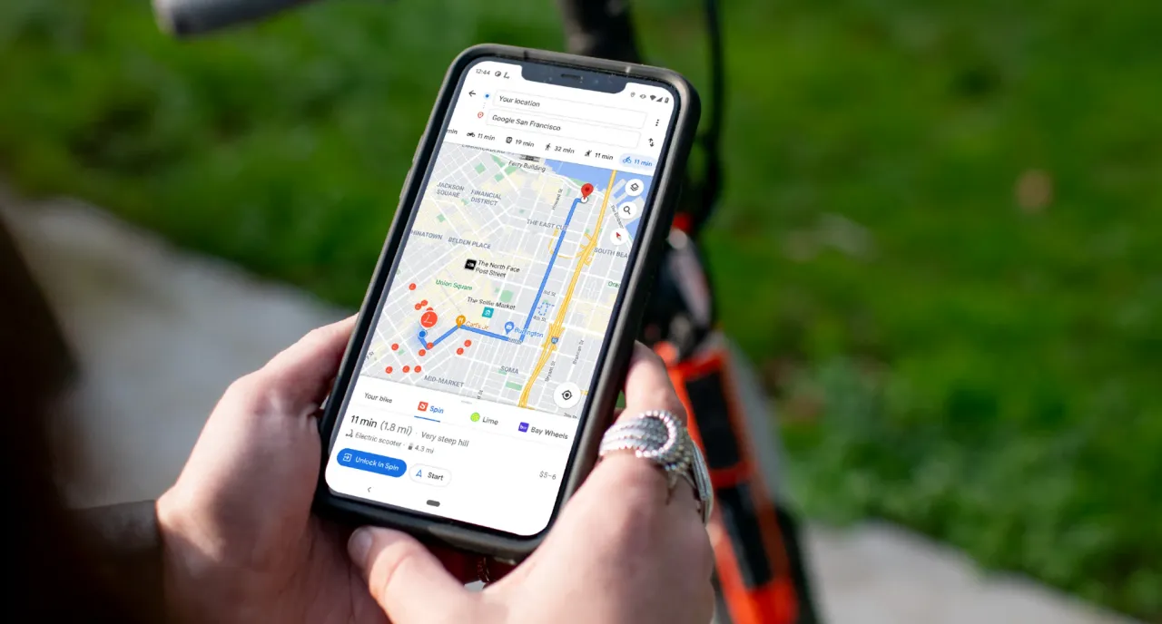 Rowerzysta z mapą w telefonie na szlaku