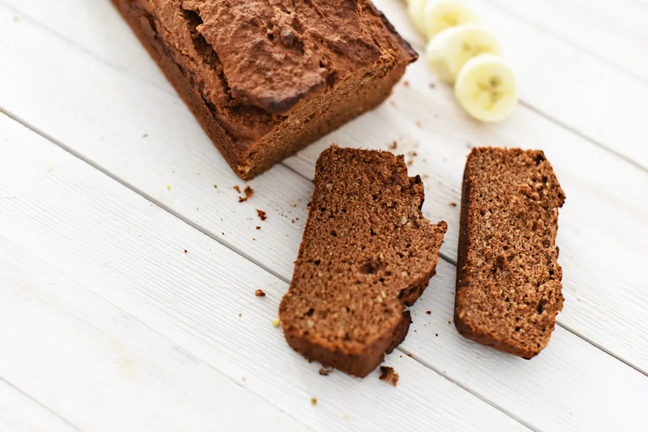 chlebek bananowy z czekoladą i orzechami