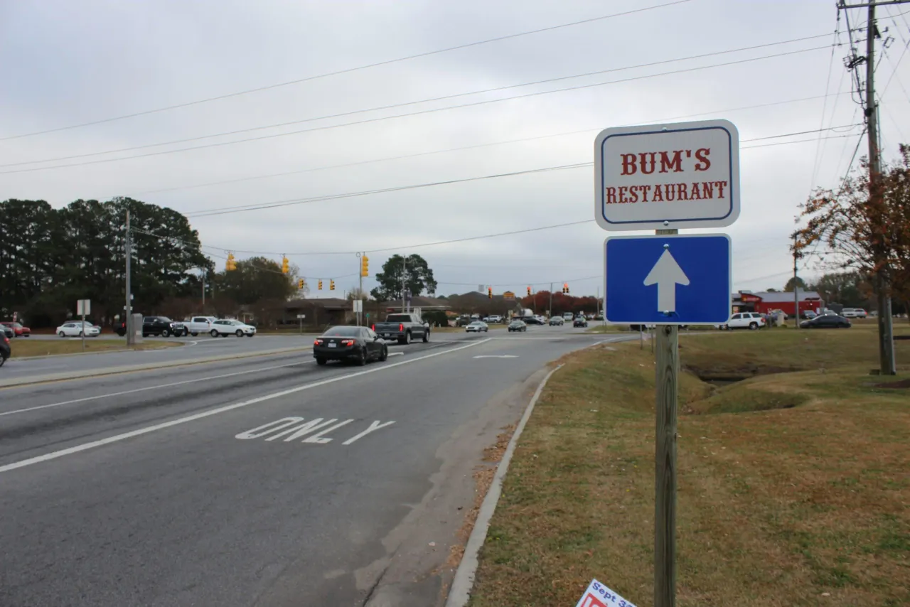 Znak informuje o restauracjach na trasie. Bum's Restaurant jest tuż za rogiem.