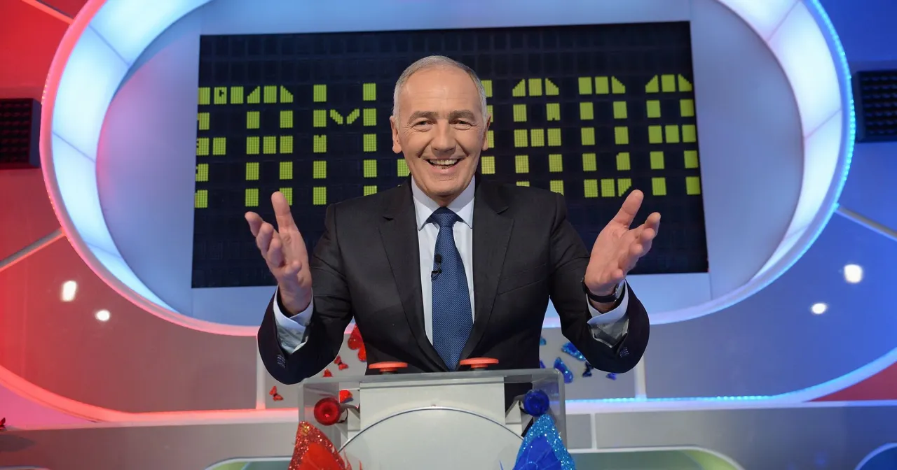 Uśmiechnięty prowadzący Familiady, jakby odpowiadał na pytanie: co znajdziemy w apteczce pierwszej pomocy Familiady?