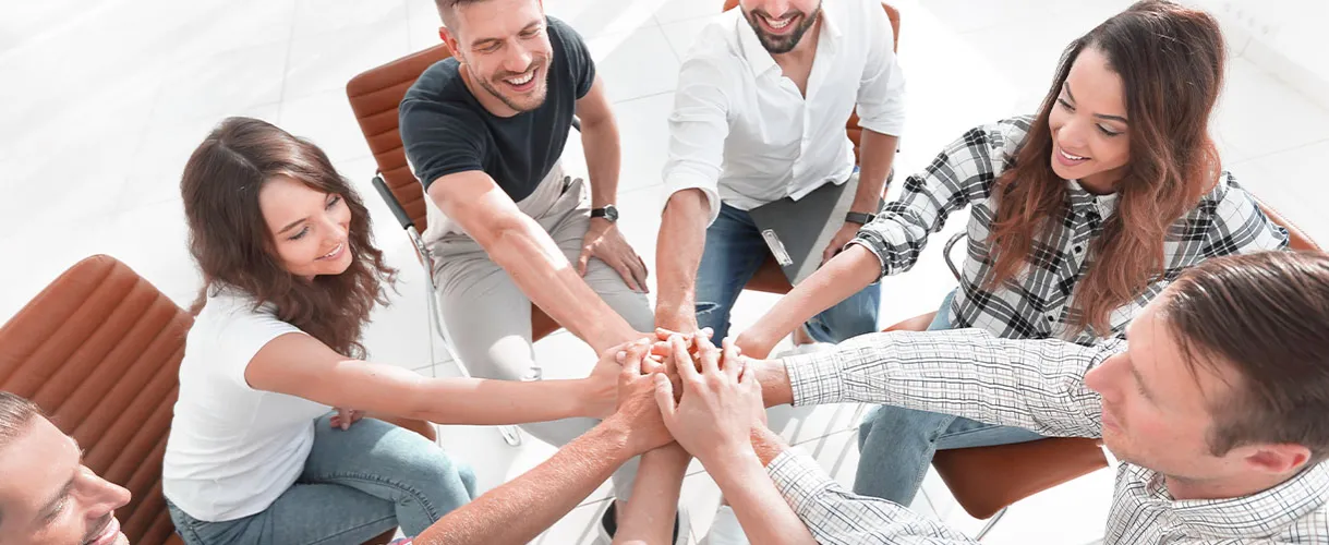 ludzie w pracy wspierają się, motywacja w zespole
