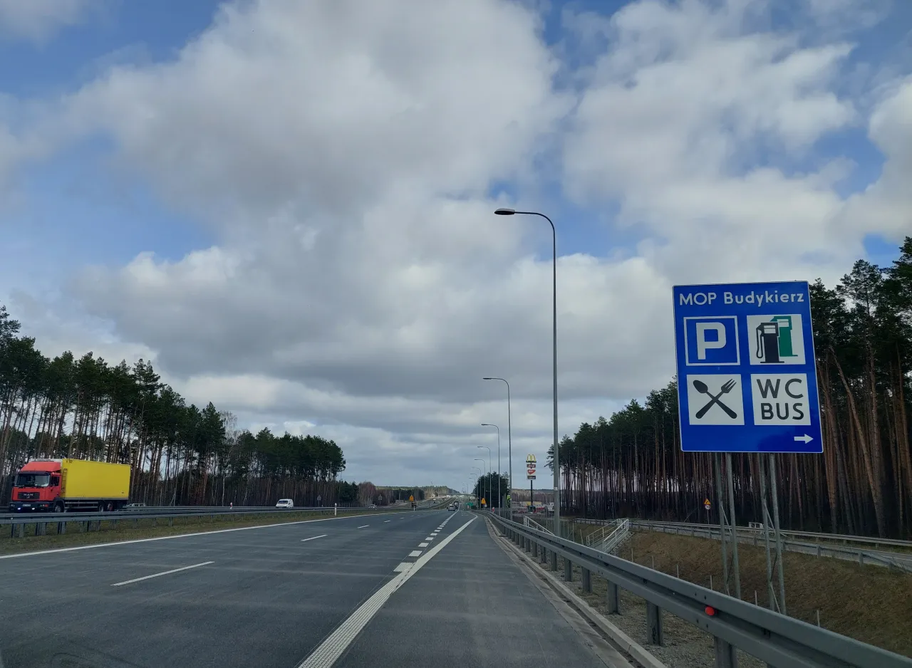 Droga ekspresowa S8, MOP Budykierz. Miasto na trasie Białystok-Wyszk&oacute;w oferuje parking, stację paliw, restaurację i toalety.