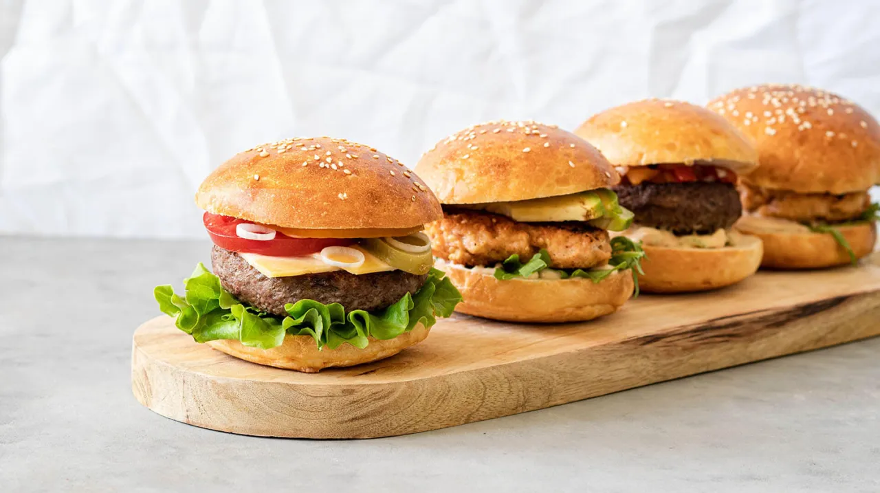 Kaloryczność burgera wołowego infografika