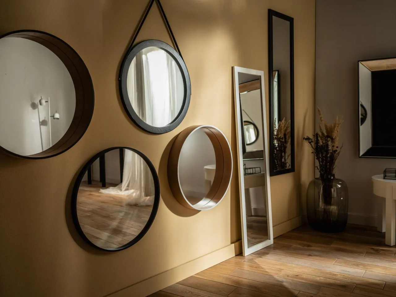 Złote lustro w eleganckim wnętrzu inspiracje