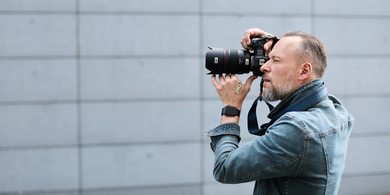 Przykładowe zdjęcie portretowe wykonane Canonem 1300D z obiektywem 50mm f/1.8