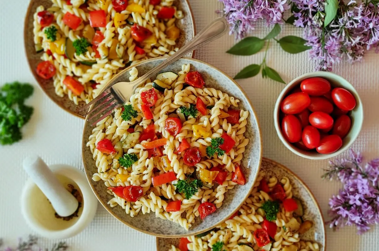 Sos pomidorowy do makaronu z warzywami