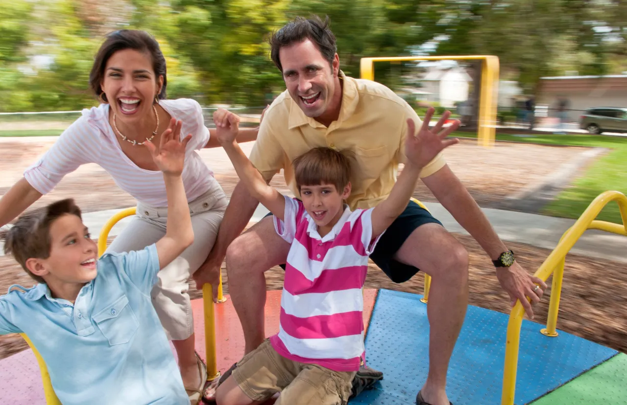 Glückliche Familie mit Kindern bei einem Tagesausflug im Freien