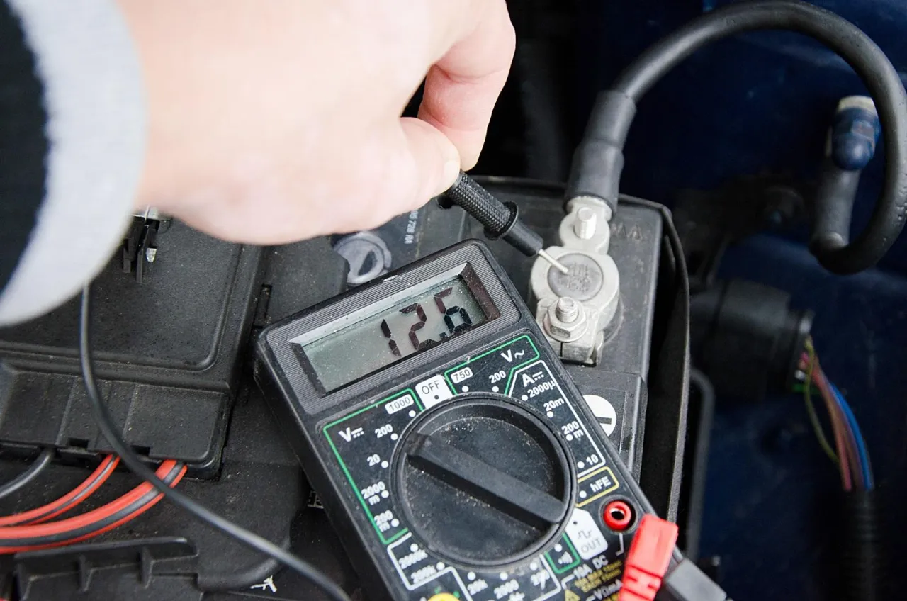 Multimetr samochodowy pomiar napięcia akumulatora