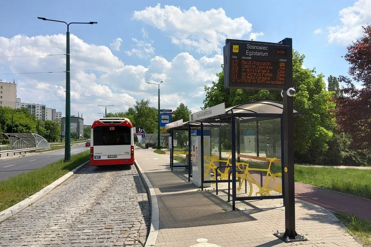 Przystanek ZTM Katowice z tablicą informacyjną