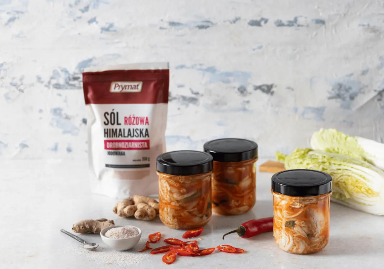 r&oacute;żne słoiki kimchi w sklepie azjatyckim