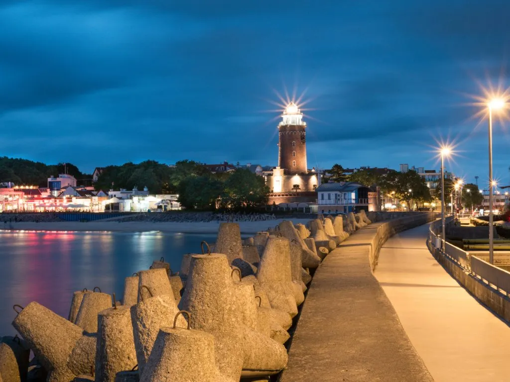 Kołobrzeg latarnia morska molo port panorama