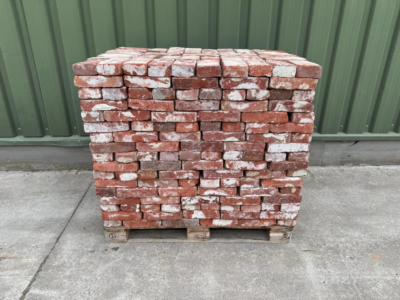 Stara cegła rozbi&oacute;rkowa na palecie