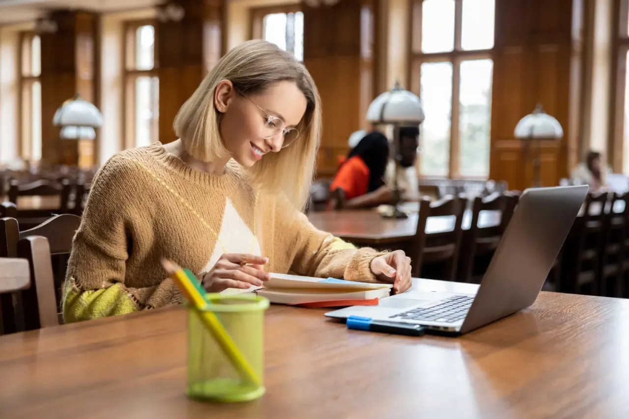 osoba robiąca przerwę w nauce