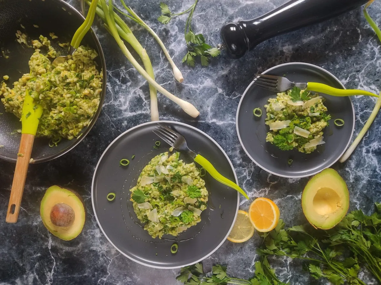 Zielone risotto z awokado i parmezanem. Idealne jakie przyprawy do risotto? Świeża natka, szczypiorek i cytryna.