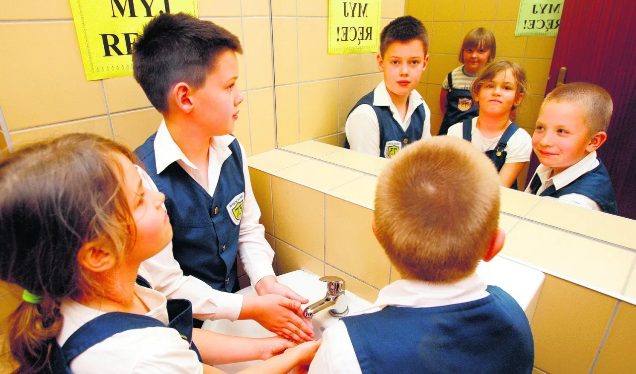 Uczeń w mundurku szkolnym i uczeń w stroju codziennym