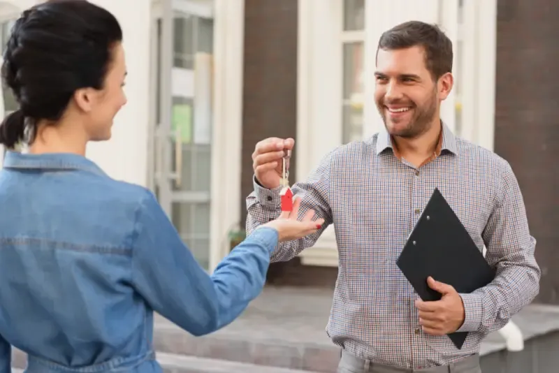 Agent nieruchomości prezentujący ofertę lub pomagający w formalnościach