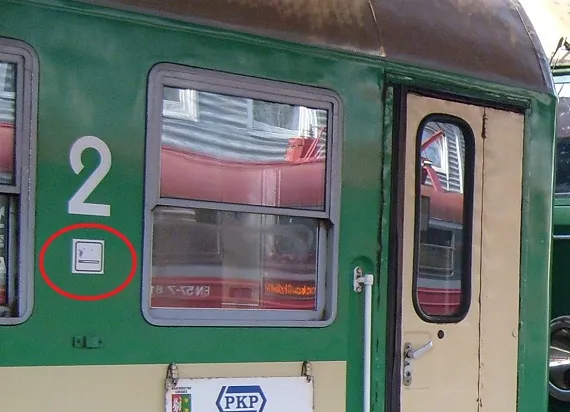 pociąg PKP wnętrze, zakaz palenia symbol
