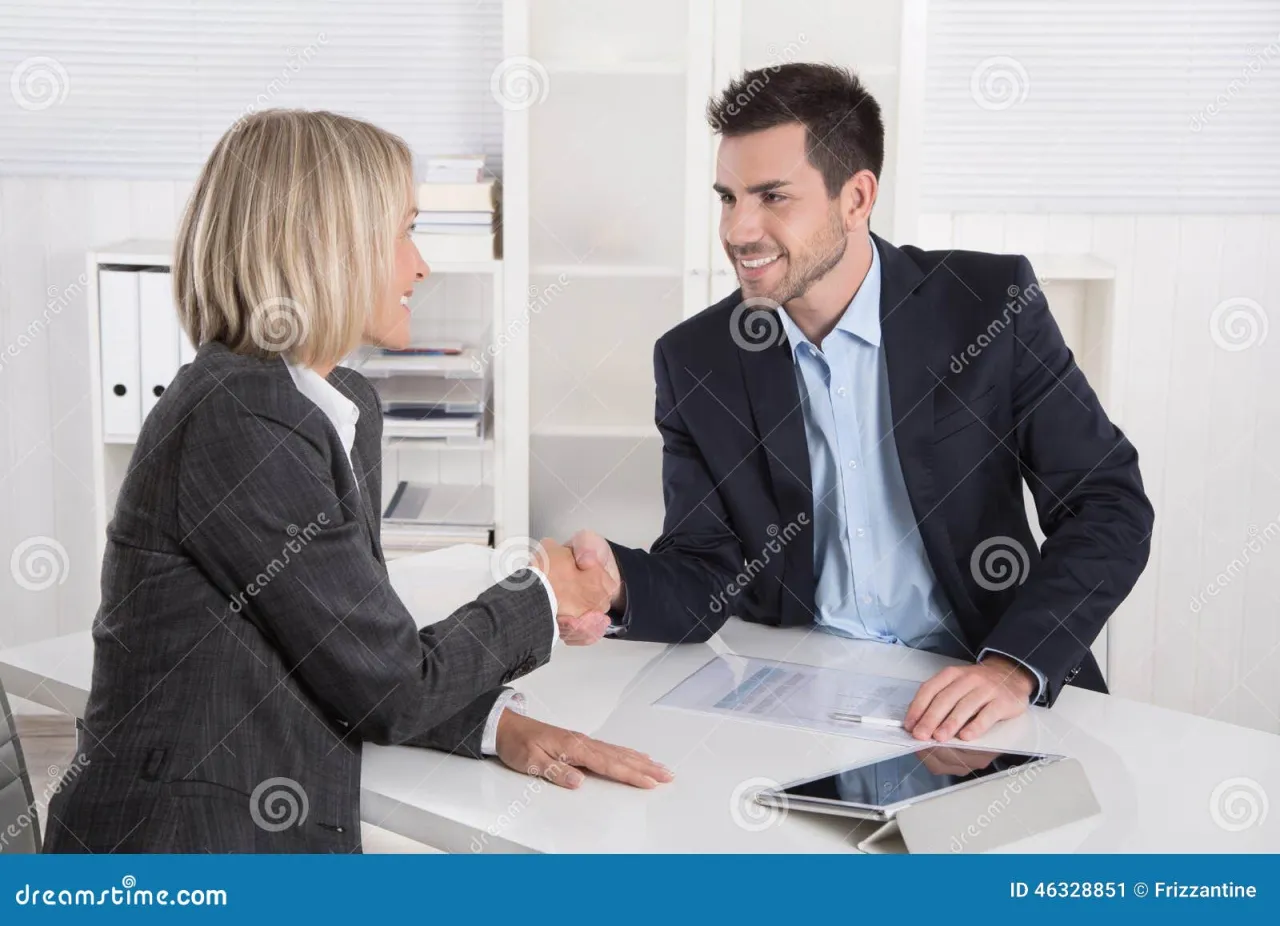 Spotkanie biznesowe klient podaje rękę