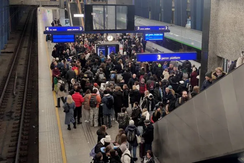 op&oacute;źniony pociąg pasażerowie czekający na peronie