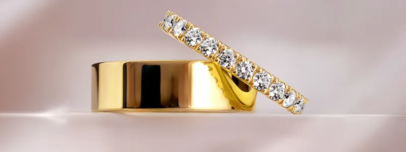 świadek wręcza obrączki w kościele